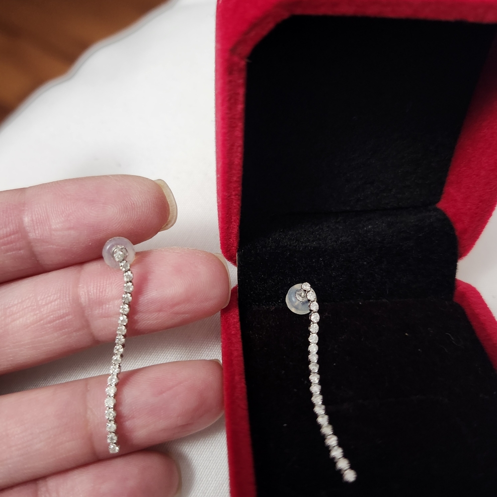 18k White Gold Diamond Drop Earring - Picture 4 of 4